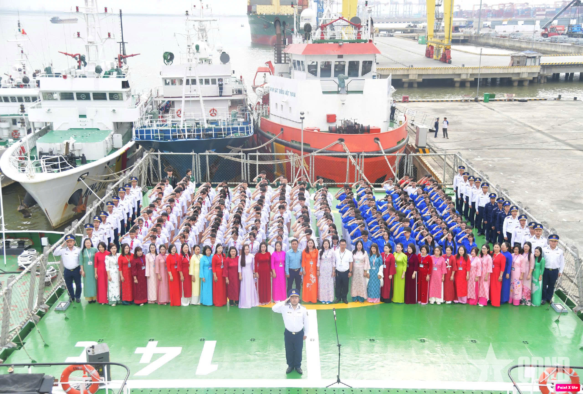 Vùng Cảnh sát biển 1 ươm mầm tình yêu biển đảo cho các em học sinh