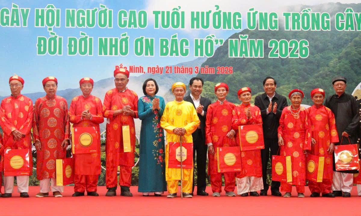 Người cao tuổi hưởng ứng trồng cây đời đời nhớ ơn Bác Hồ