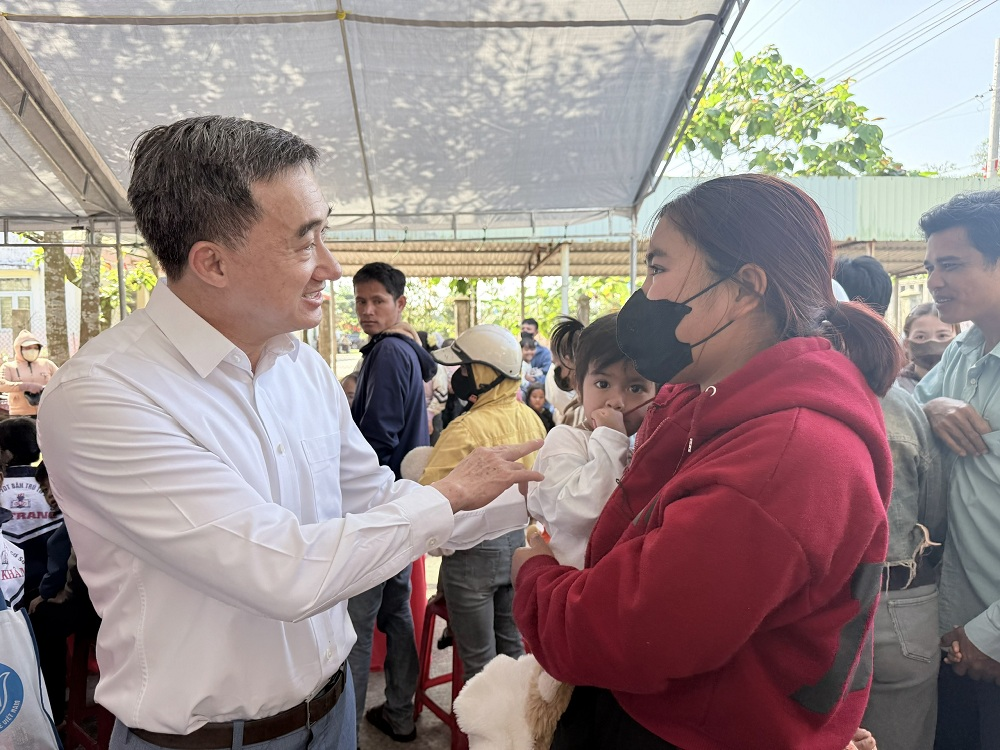 Khám bệnh, cấp phát thuốc miễn phí, tặng quà tại cho người dân xã Đặng Thùy Trâm