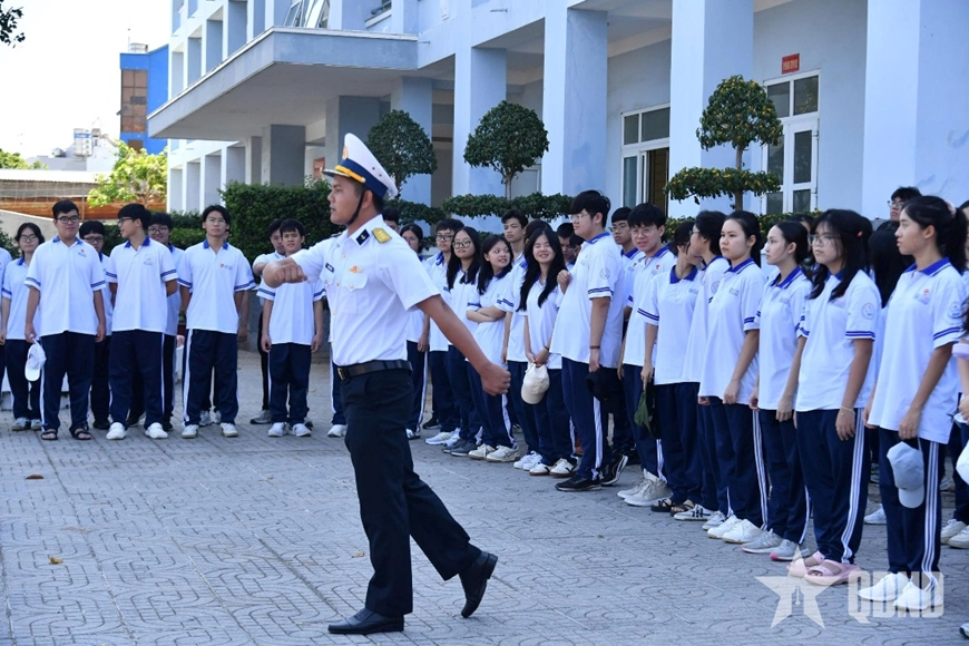 Học sinh Trường THPT chuyên Lê Quý Đôn trải nghiệm hướng nghiệp tại Lữ đoàn 171 Hải quân

