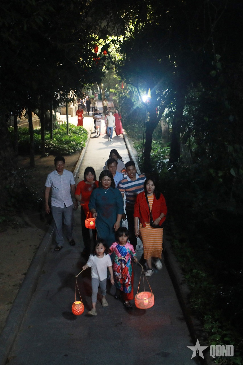 Lắng sâu trải nghiệm tour đêm Đền Hùng