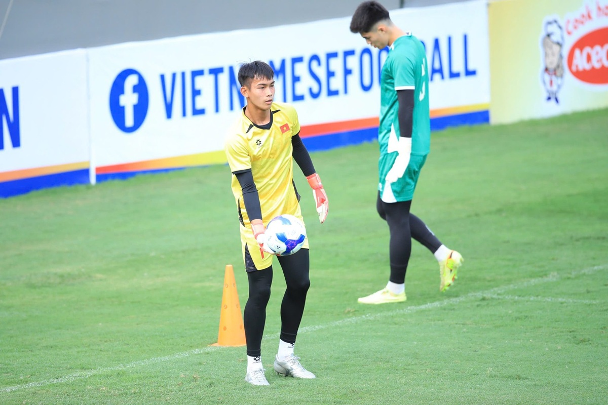 Đội tuyển Việt Nam đón thêm lực lượng, “xem giò” thủ môn 18 tuổi

