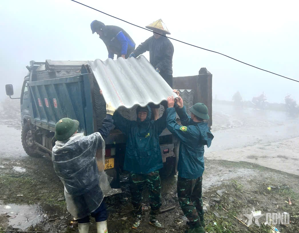 Ban Chỉ huy Phòng thủ khu vực 1 – Yên Minh khẩn trương giúp dân khắc phục hậu quả sau mưa đá

