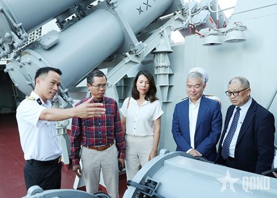 View - 	Hải quân Việt Nam tổ chức tiệc chiêu đãi trên Tàu 016-Quang Trung nhân