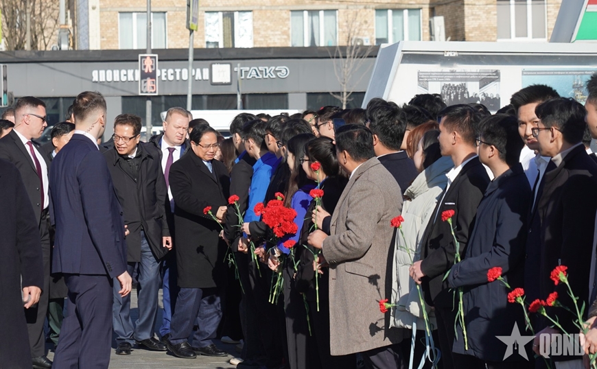 Thủ tướng Phạm Minh Chính đặt hoa tại Quảng trường Hồ Chí Minh