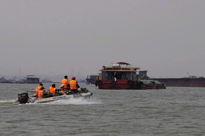 Khẩn trương tìm kiếm nạn nhân trong vụ chìm tàu trên sông Hồng