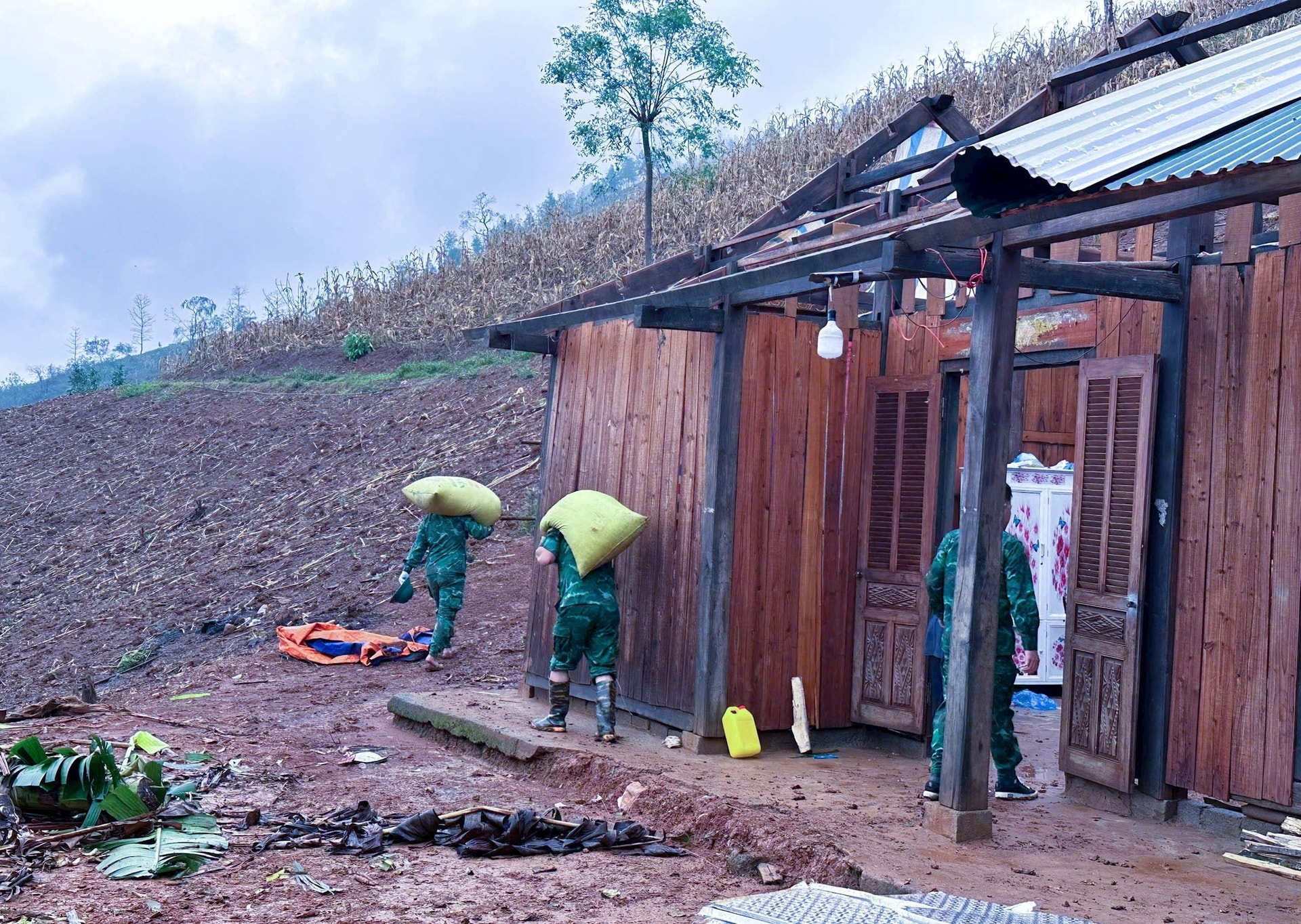 Mưa đá kèm theo dông lốc gây nhiều thiệt hại tại vùng núi phía Bắc