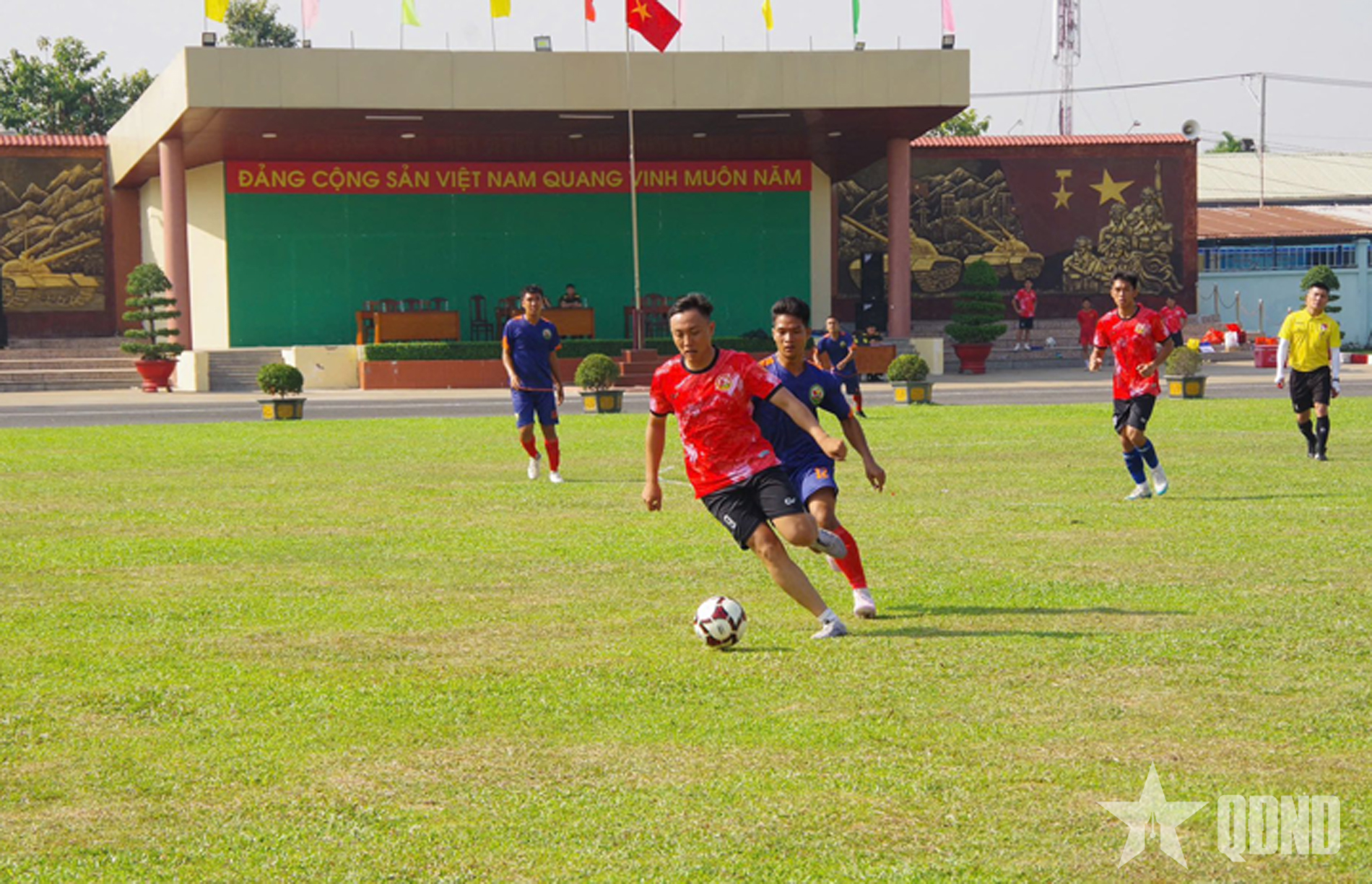 Hơn 300 vận động viên dự giải bóng đá, bóng chuyền khối các lữ đoàn binh chủng Quân khu 7