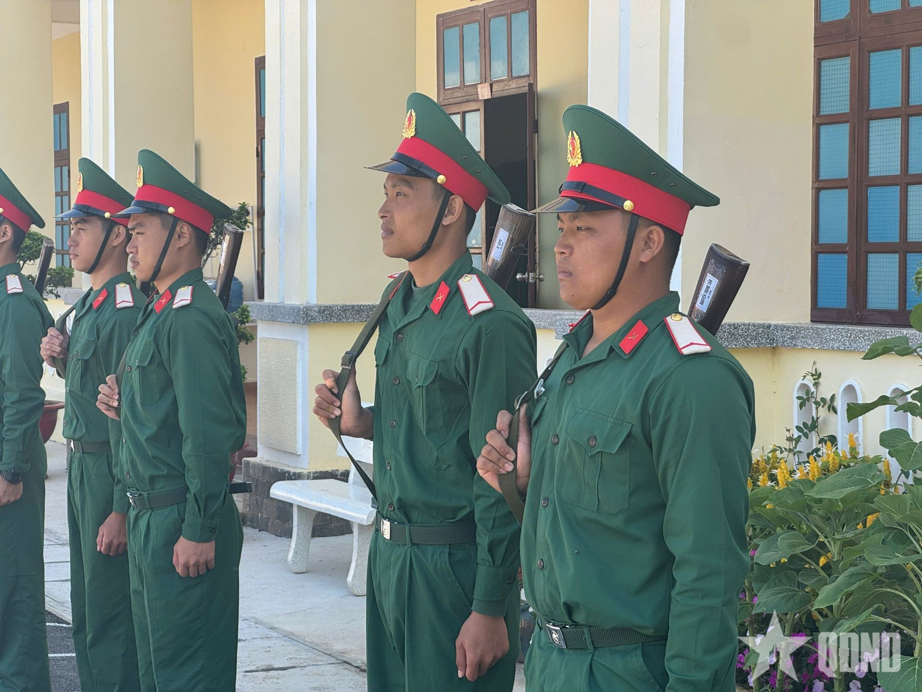 Ấn tượng với hai anh em ruột trong khóa huấn luyện chiến sĩ mới