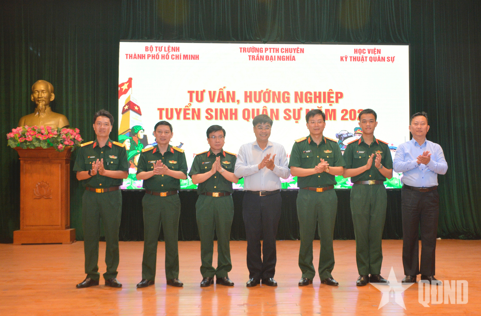 Hơn 500 học sinh TP Hồ Chí Minh tìm hiểu cơ hội học tập trong Quân đội