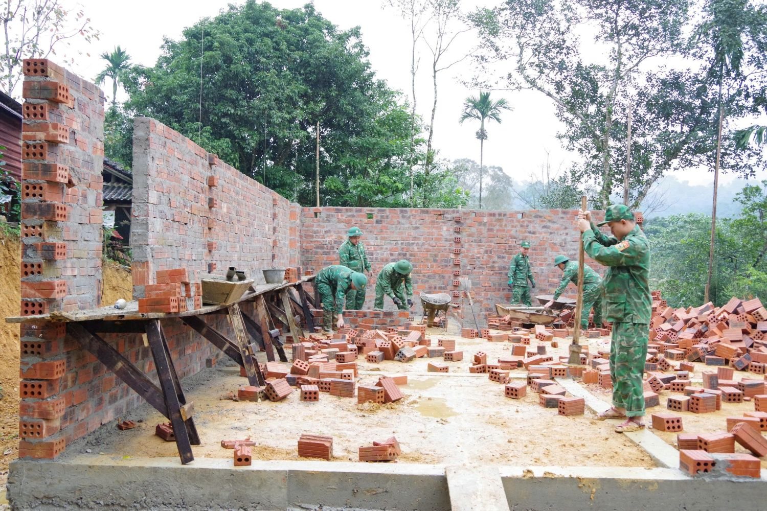 Xây mái ấm cho đồng bào Chứt nơi biên giới