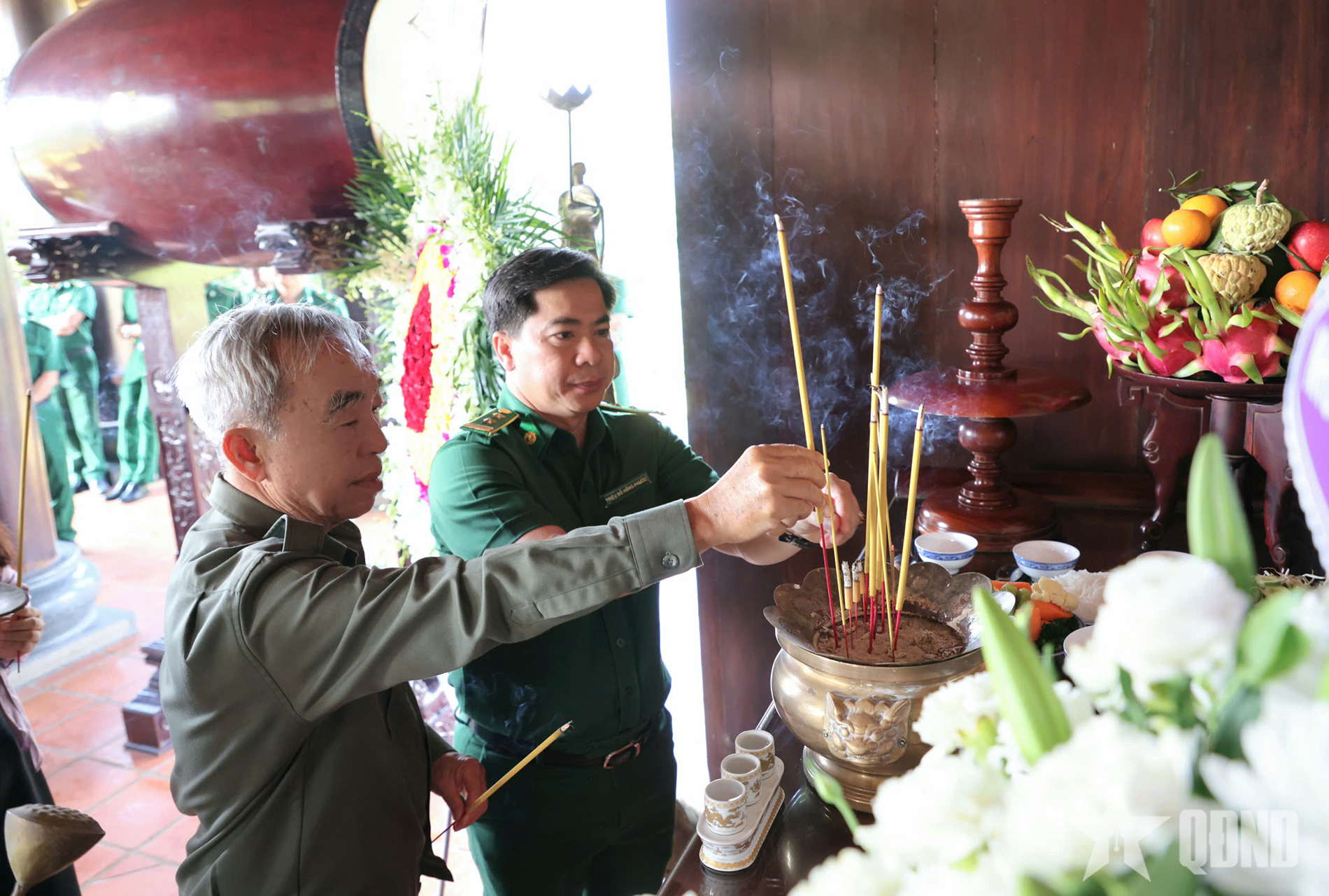 Lực lượng thanh niên xung phong TP Hồ Chí Minh dâng hương tưởng niệm 99 liệt sĩ