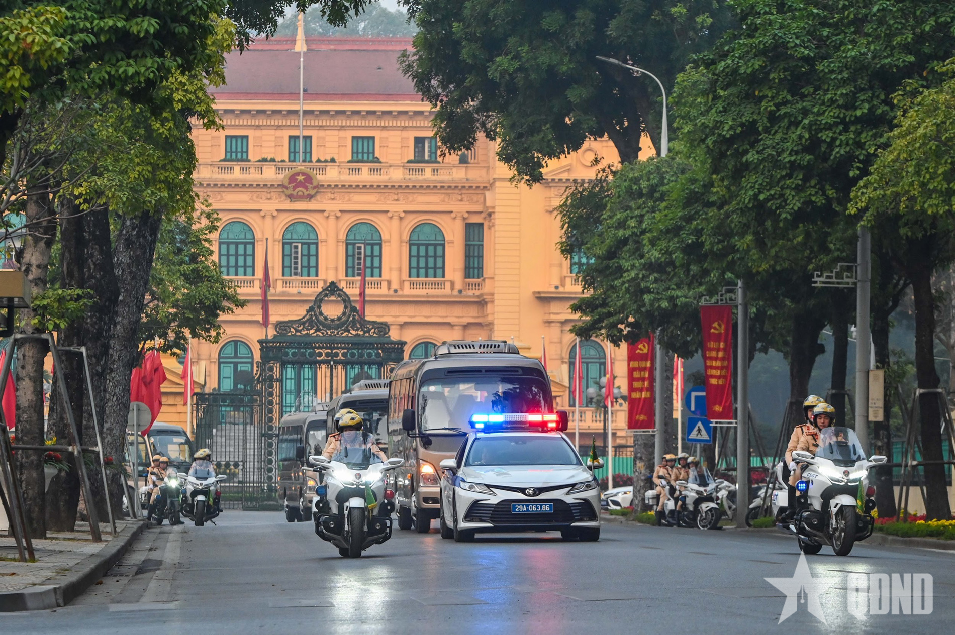 Gặp xe ưu tiên đang làm nhiệm vụ: Người tham gia giao thông cần làm gì?