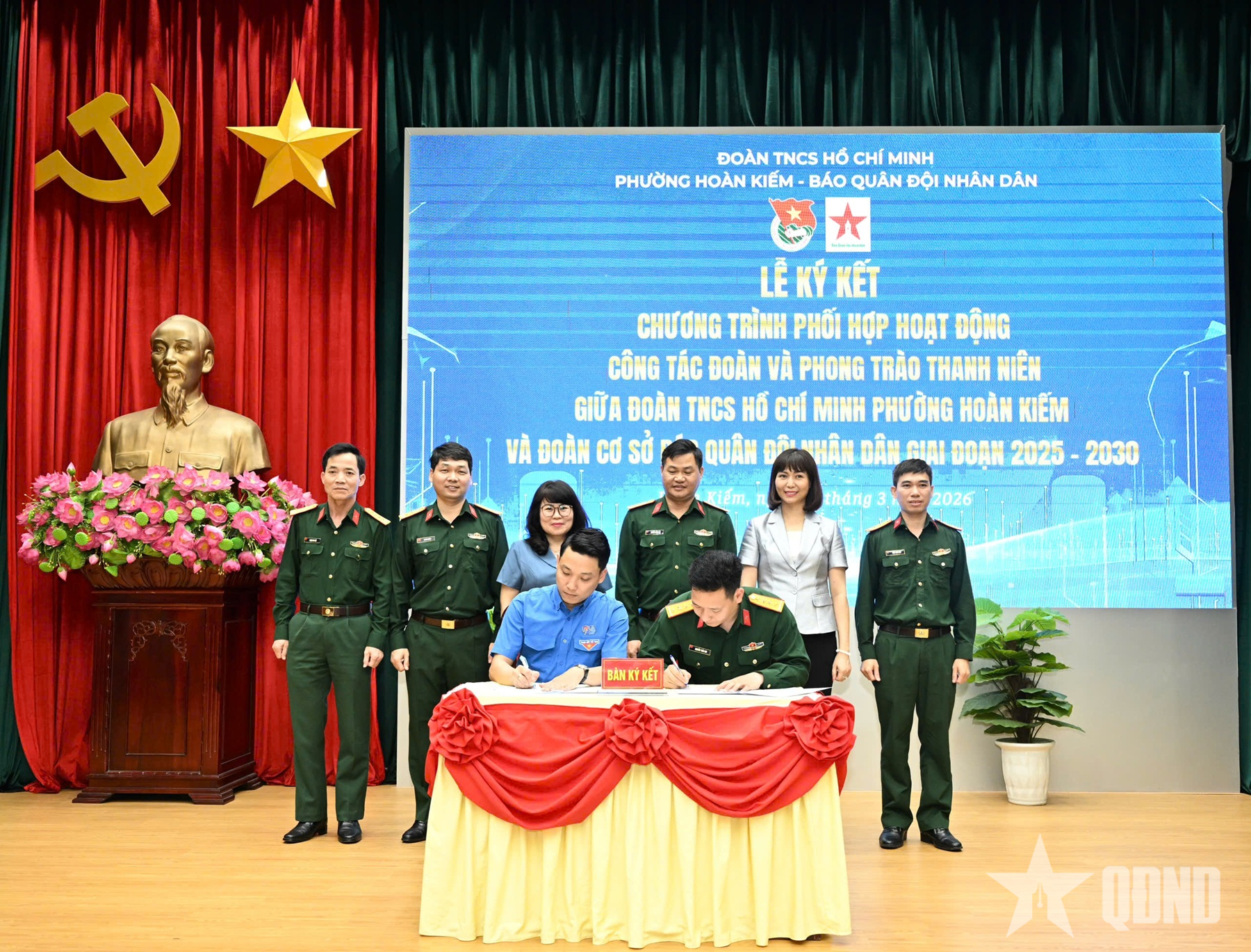 Đoàn cơ sở Báo Quân đội nhân dân tổ chức kết nghĩa với Đoàn phường Hoàn Kiếm