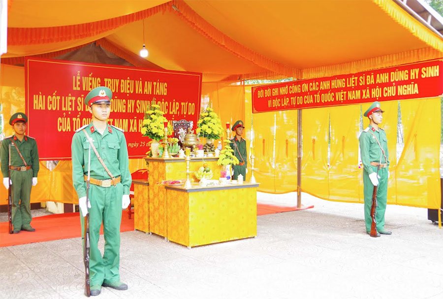 Sư đoàn 968 (Quân khu 4) truy điệu, an táng 2 hài cốt liệt sĩ tại Quảng Trị