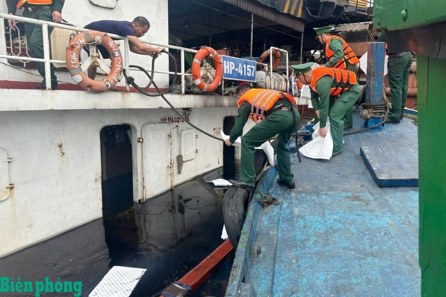 Khẩn trương cứu hộ tàu vận tải gặp sự cố tại cảng Long Sơn