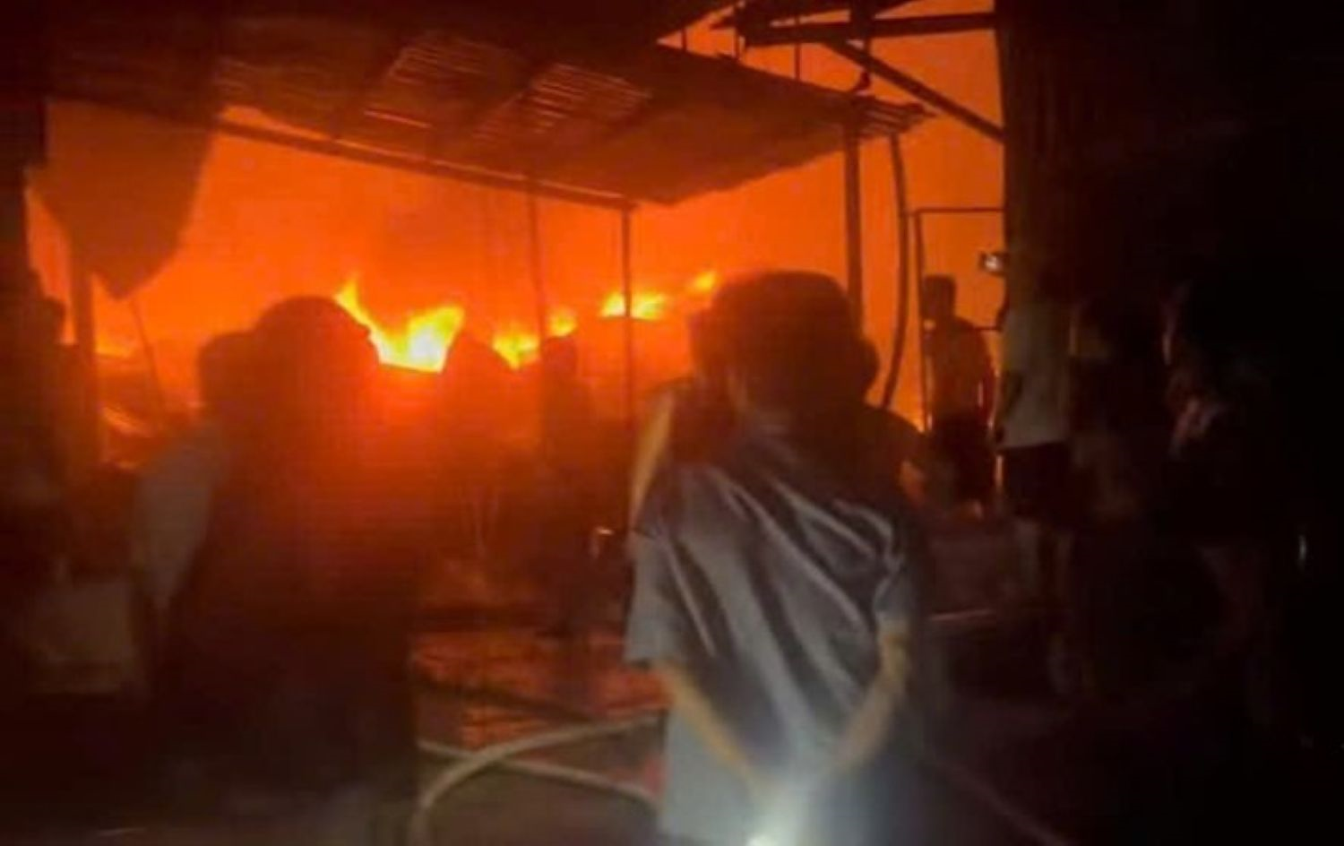 Cà Mau: Cháy lớn ven sông Vàm Đầm, hơn 10 căn nhà bị thiêu rụi