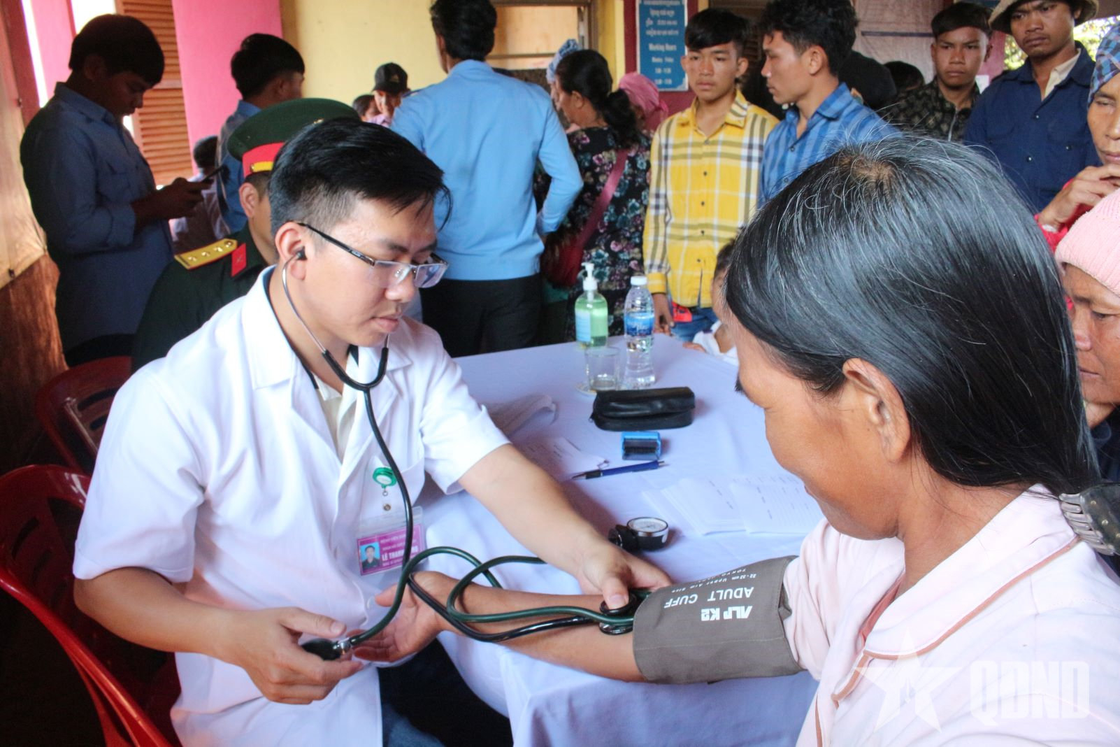 Quân khu 5 thăm, khám bệnh, tặng quà nhân dân tỉnh Ratanakiri, Campuchia