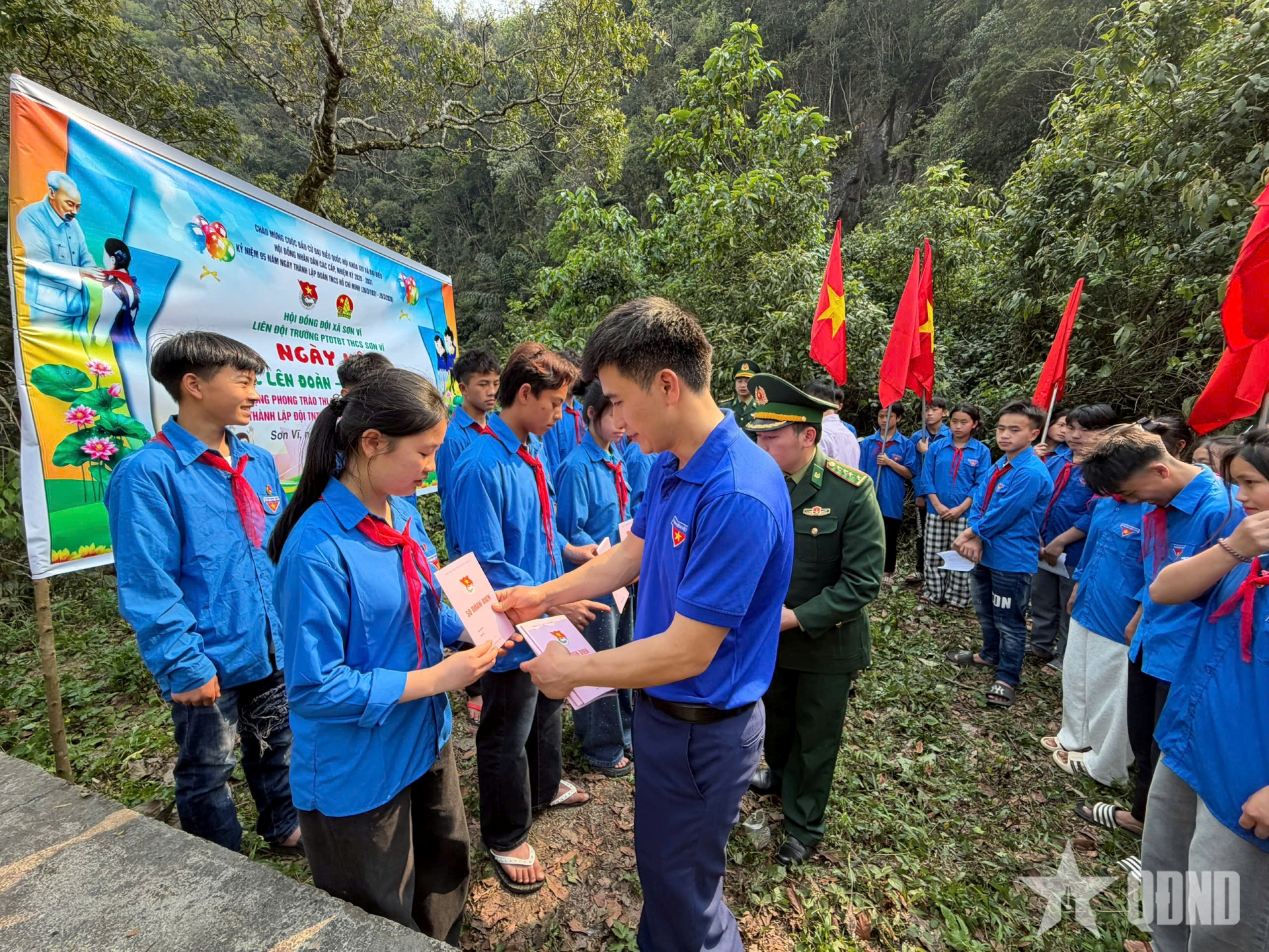 Kết nạp đoàn viên mới tại cột mốc biên giới Việt - Trung