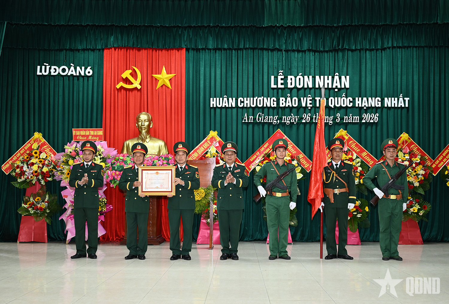 Lữ đoàn Pháo binh 6 đón nhận Huân chương Bảo vệ Tổ quốc hạng Nhất