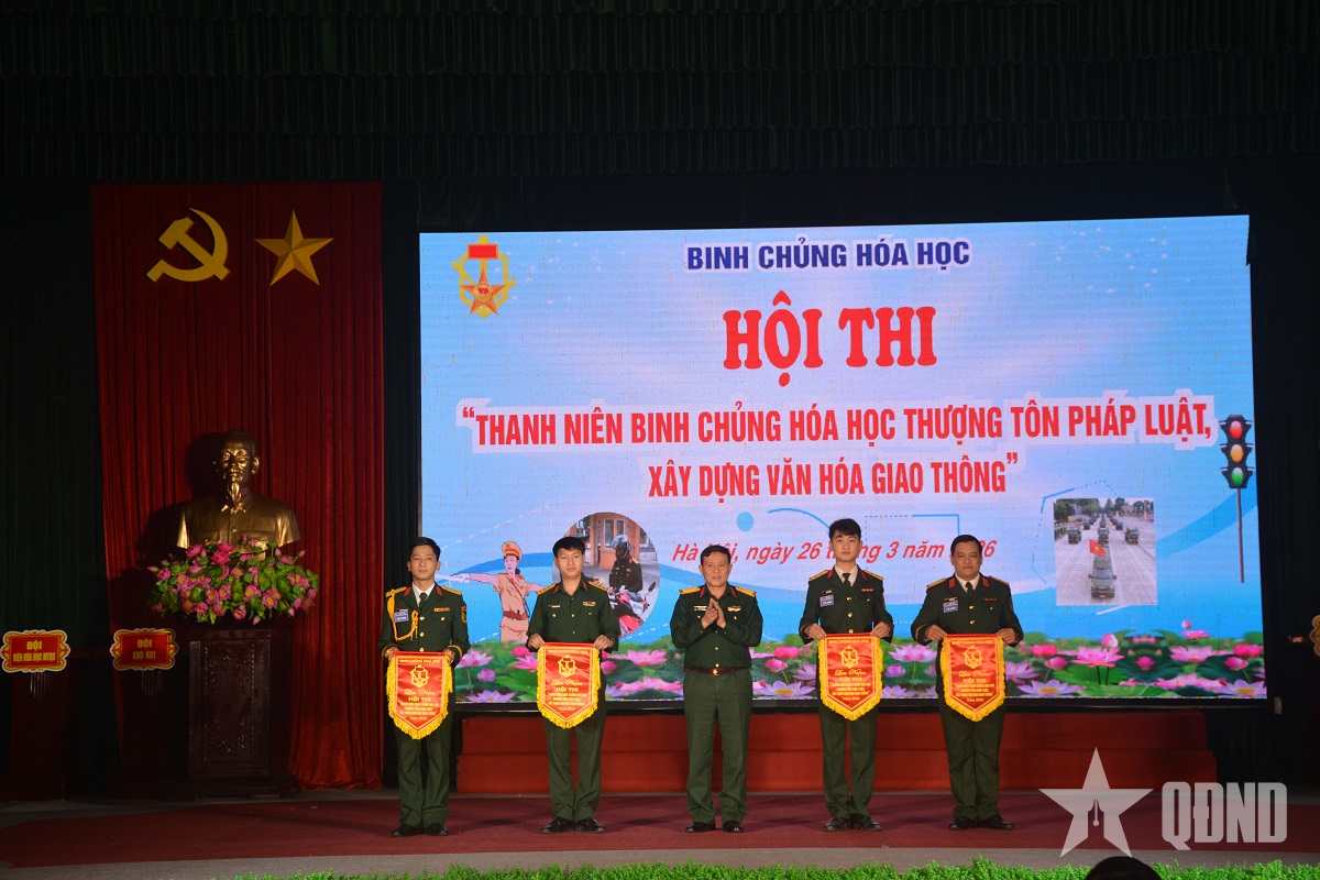 Tuổi trẻ Binh chủng Hóa học thượng tôn pháp luật, xây dựng văn hóa giao thông