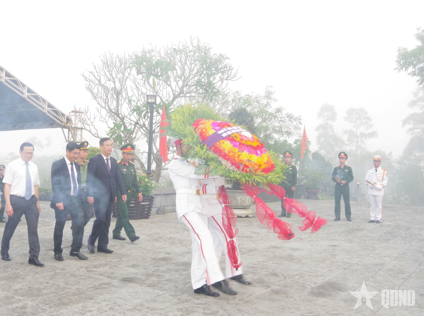 Lãnh đạo TP Huế dâng hoa, dâng hương tại Nghĩa trang liệt sĩ thành phố nhân kỷ niệm 51 năm Ngày giải phóng TP Huế

