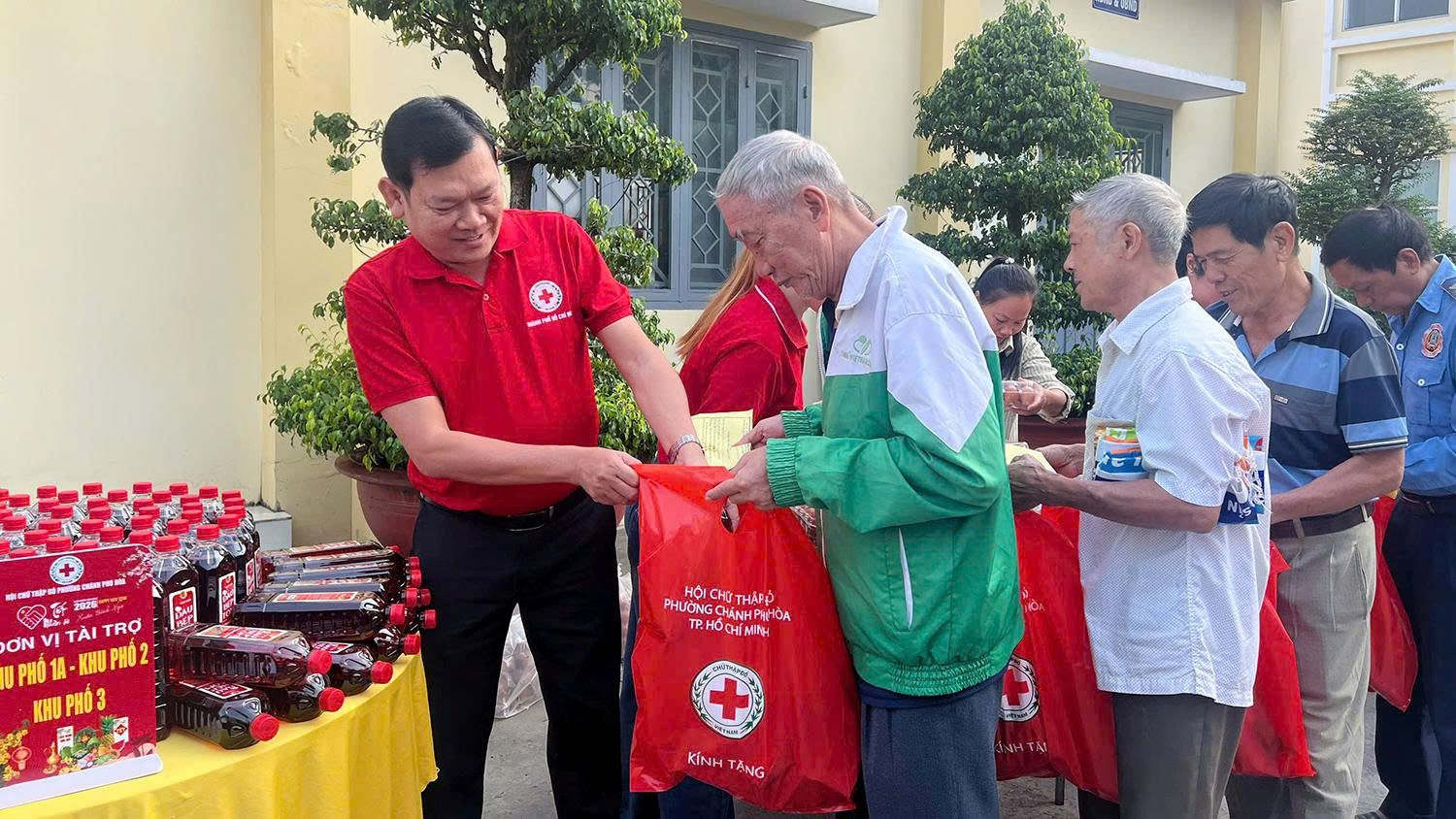 Chăm lo cho người dân có hoàn cảnh khó khăn