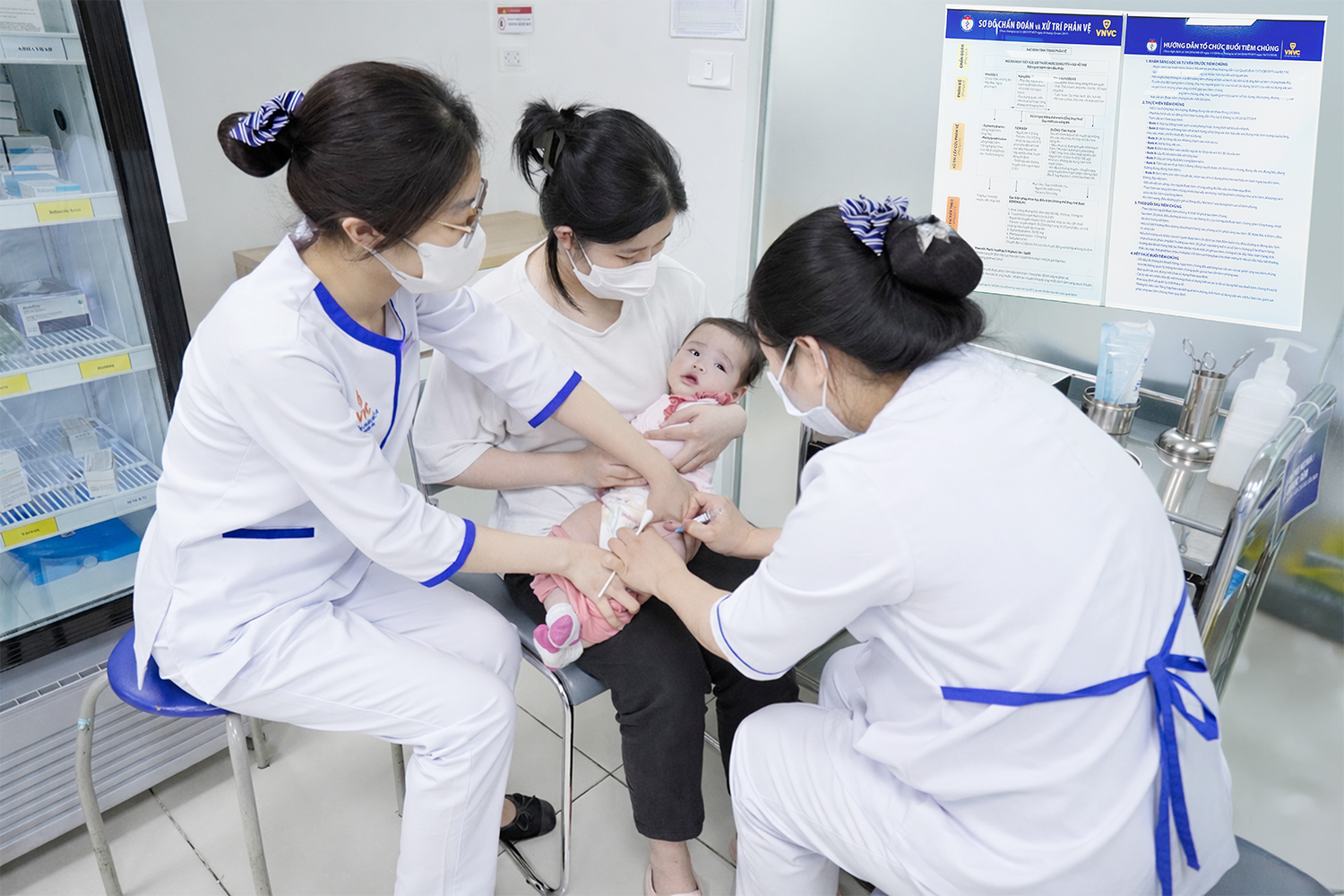 Người dân chủ động phòng bệnh não mô cầu bằng vaccine