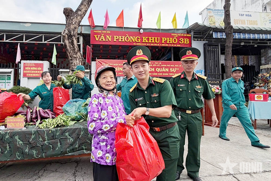 “Rau sạch quân sự” vun đắp tình quân dân