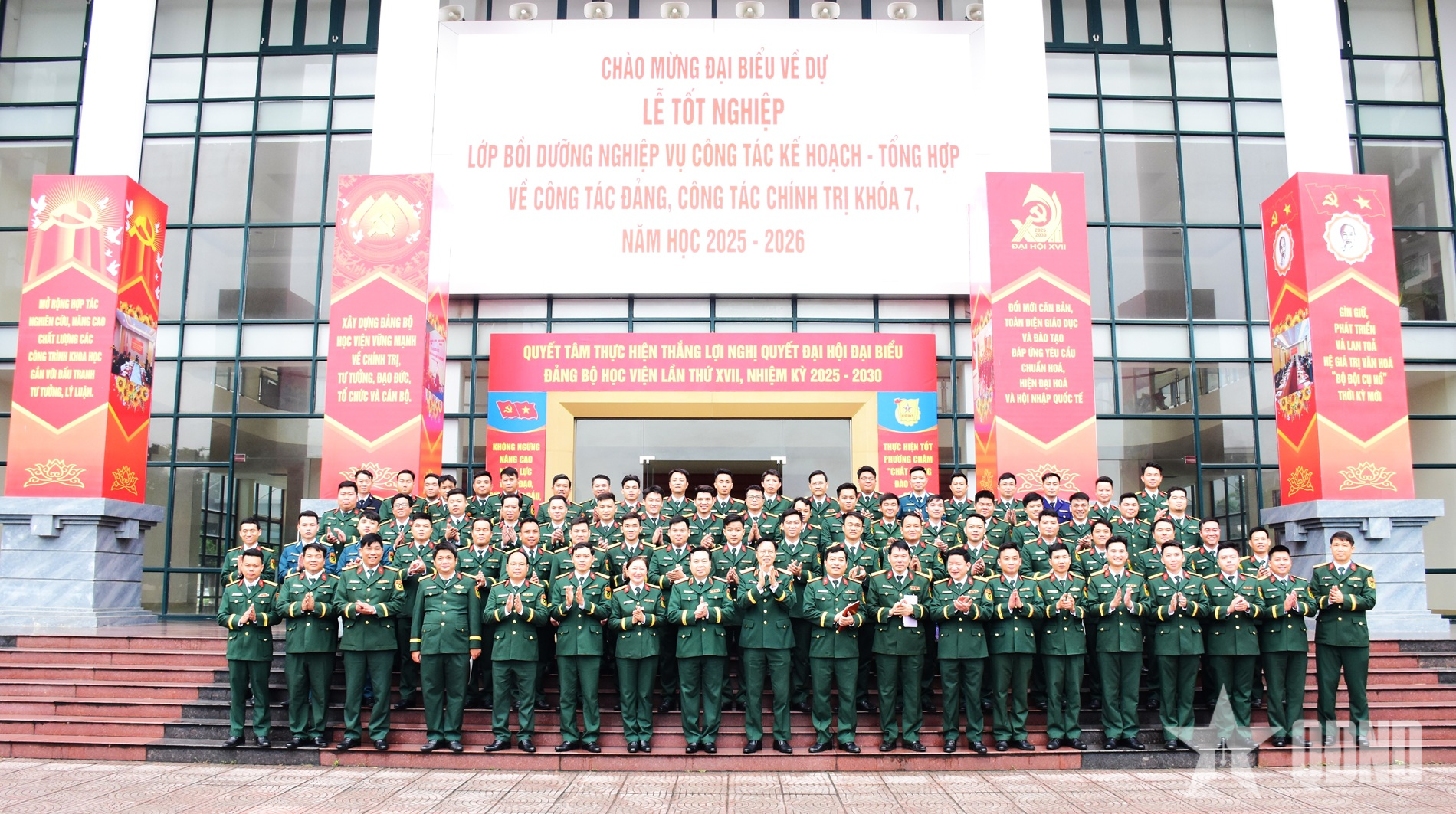 Nghiên cứu có hệ thống những kiến thức về công tác kế hoạch - tổng hợp trong công tác Đảng, công tác chính trị 