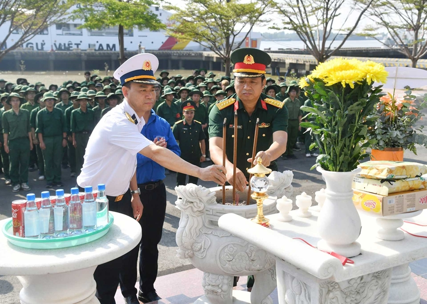 Lữ đoàn 125 giáo dục truyền thống, nhiệm vụ bảo vệ chủ quyền biển, đảo cho sinh viên