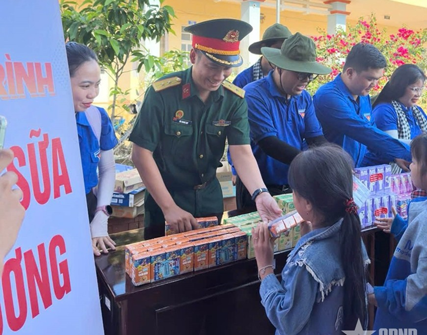 “Tháng 3 biên giới” tại Đồng Nai: Trao hơn 1.000 hộp sữa tặng trẻ em vùng biên giới