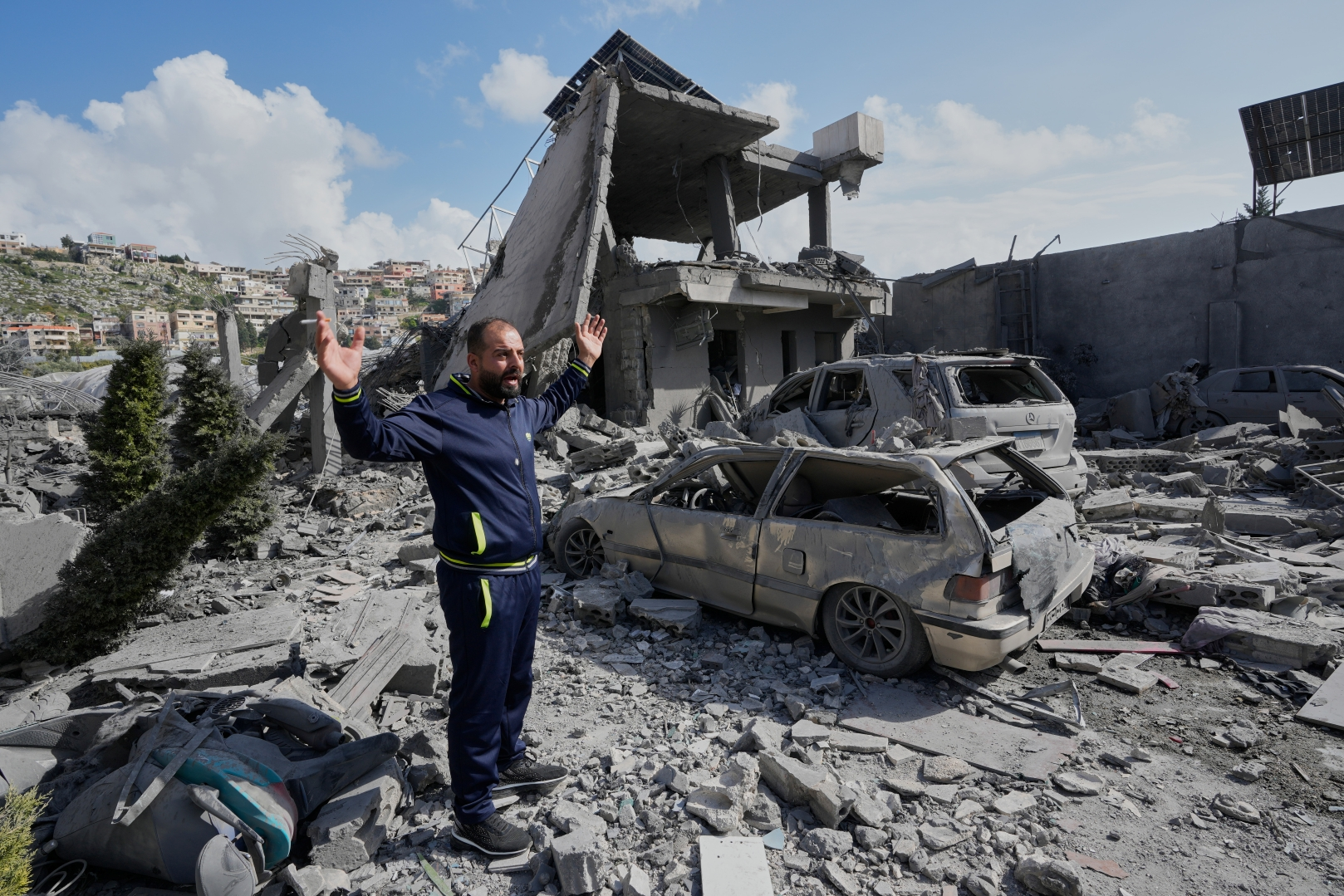 Góc nhìn chiến sự Trung Đông: Tay ôm… chân đạp