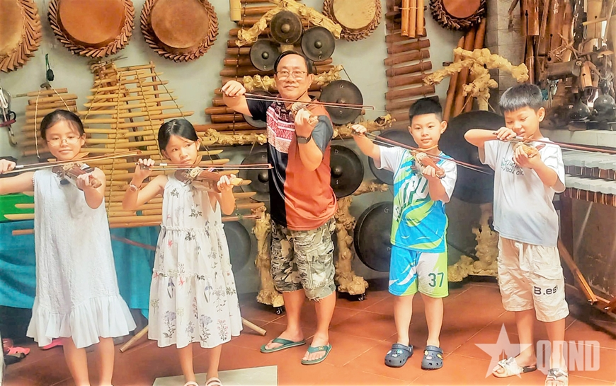 Thầy giáo đam mê chế tác nhạc cụ truyền thống Tây Nguyên