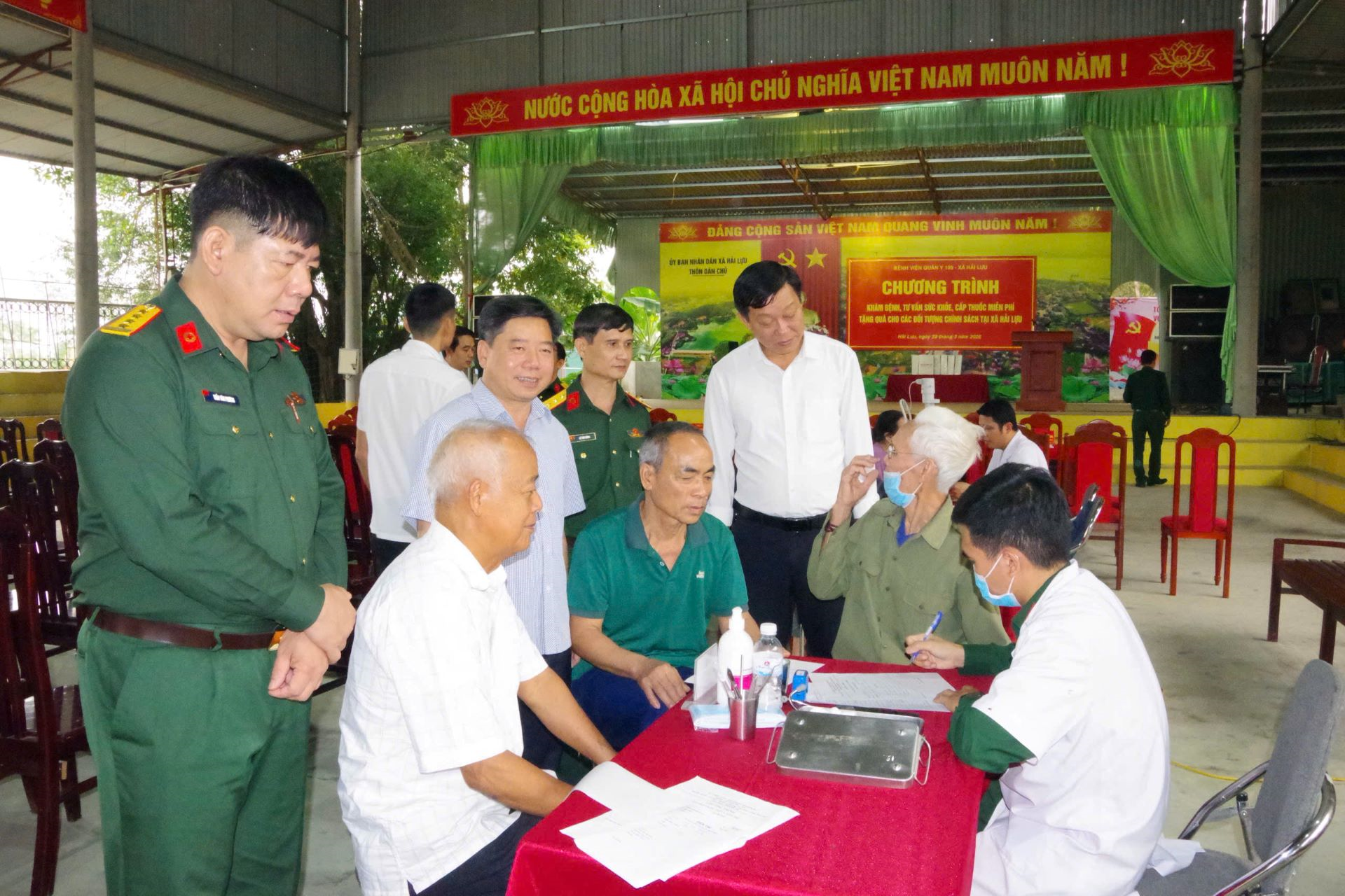 Bệnh viện Quân y 109 khám bệnh, cấp thuốc miễn phí cho hơn 900 đối tượng chính sách