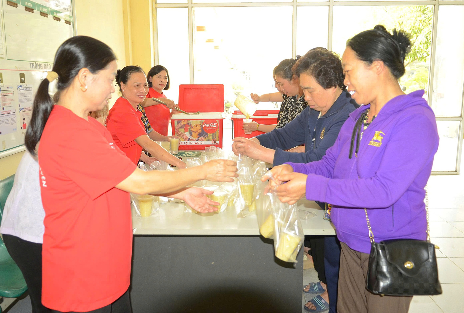 Lan tỏa yêu thương từ những nồi cháo nghĩa tình