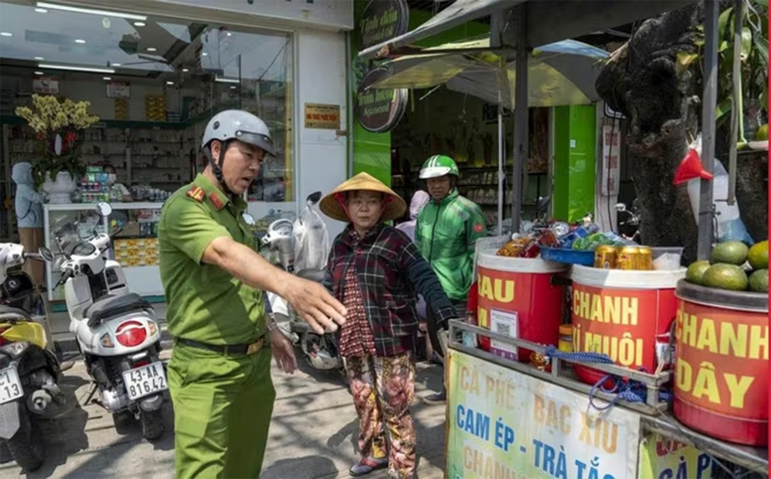Lập lại trật tự vỉa hè