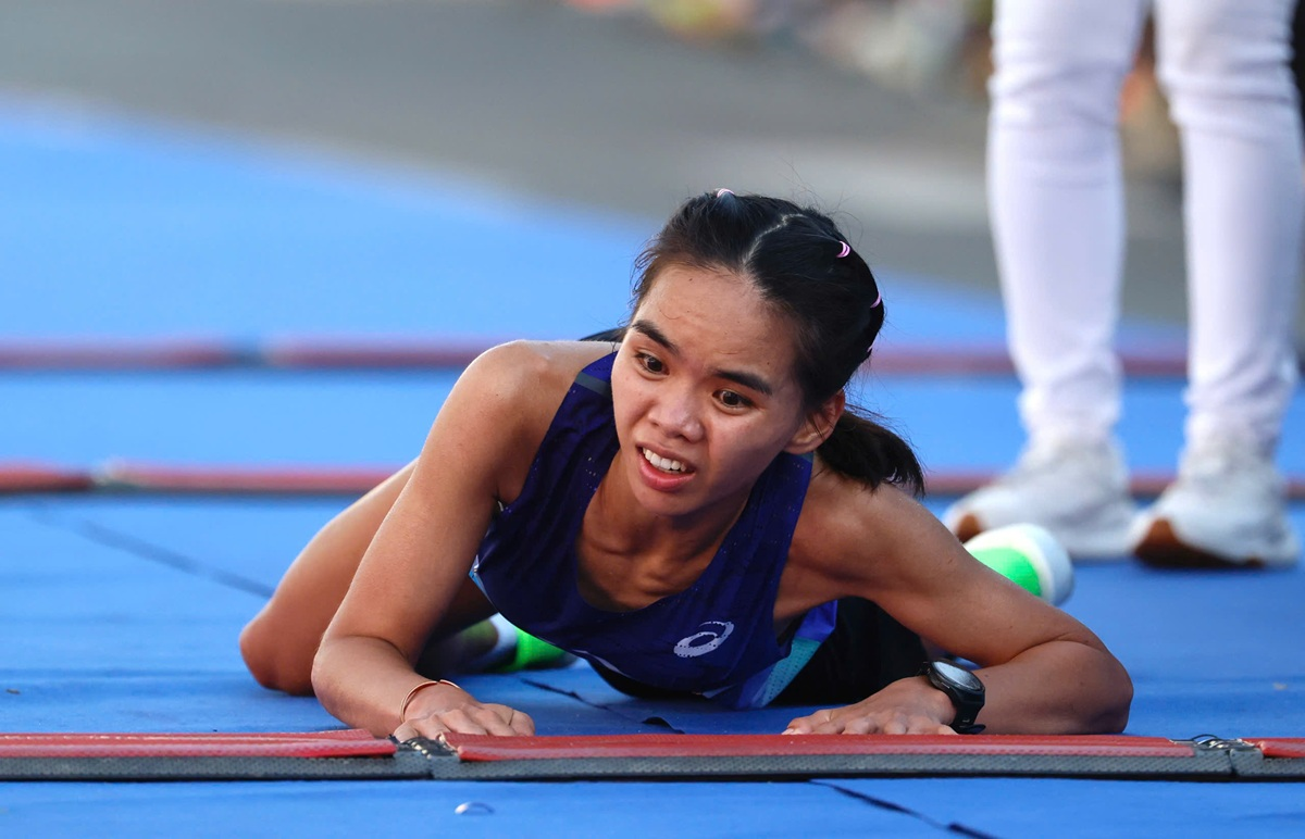 Nữ tuyển thủ hàng đầu bò về đích ở giải marathon quốc gia 2026

