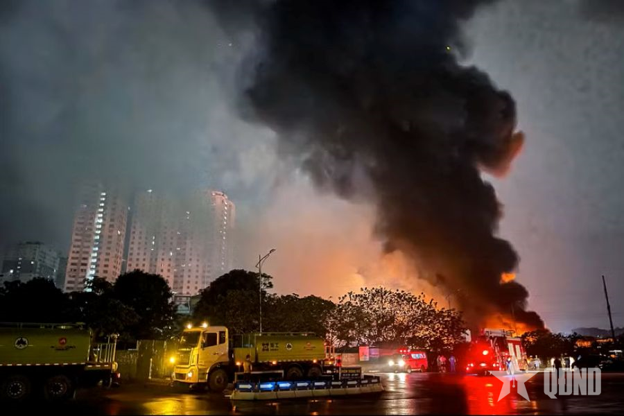 Hà Nội: Cháy xưởng gỗ trong đêm, đang xác định thiệt hại

