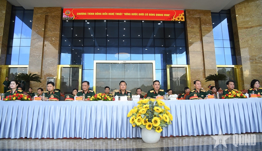 Angkatan Bersenjata Wilayah Militer 7 menampilkan pertunjukan seni ...