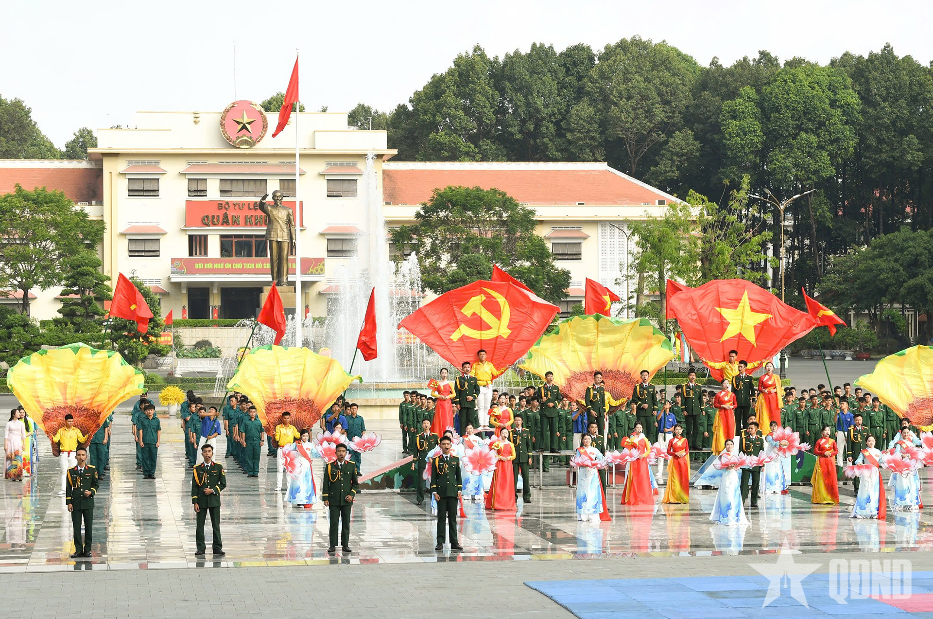 LLVT Quân khu 7 đồng diễn nghệ thuật “Vững bước dưới cờ Đảng quang vinh”

