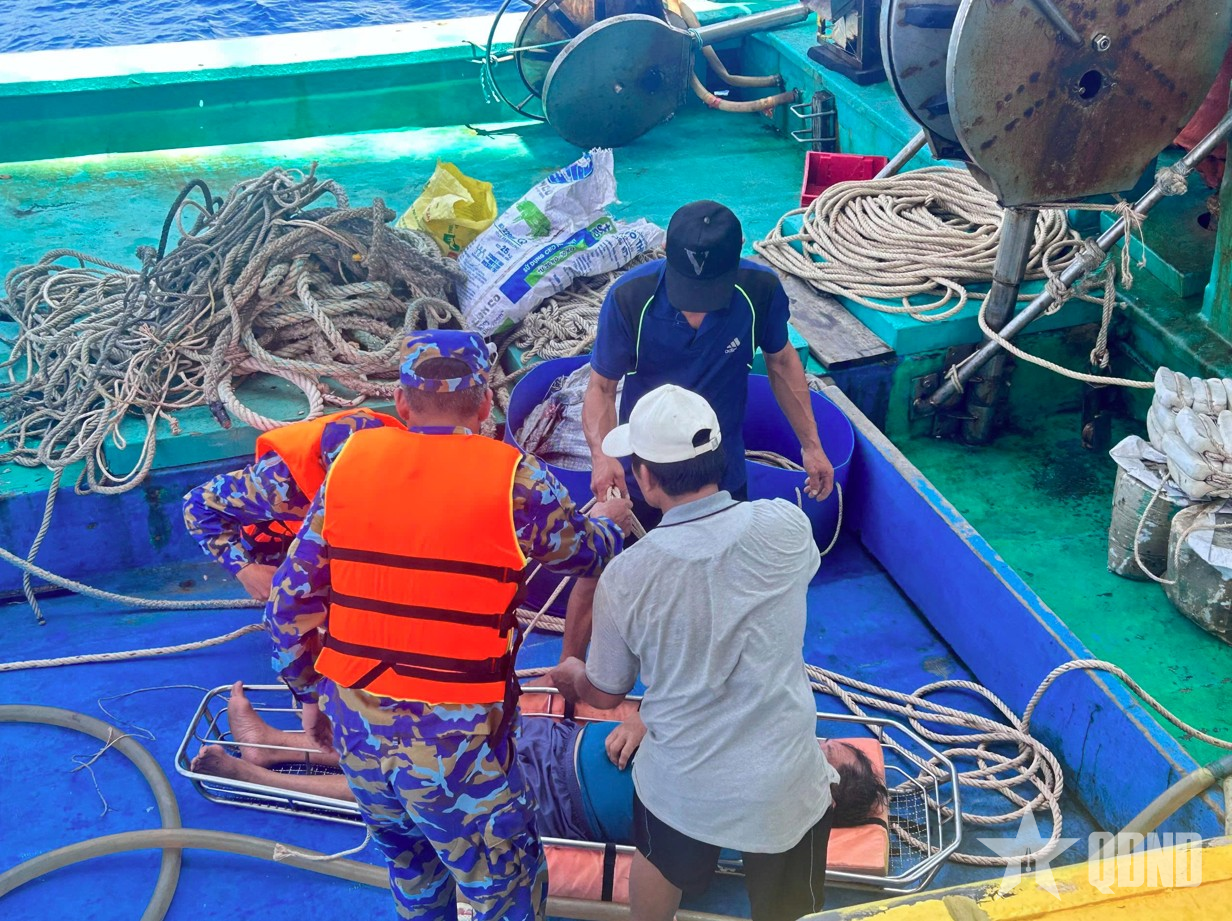 Nhà giàn DK1/11 cấp cứu kịp thời ngư dân bị nạn trên biển