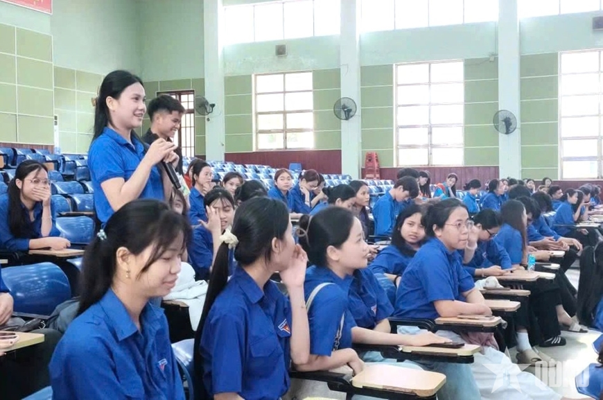 Trung tâm Bảo đảm Kỹ thuật (Vùng 3 Hải quân) tuyên truyền biển, đảo tại Trường Đại học Quảng Nam