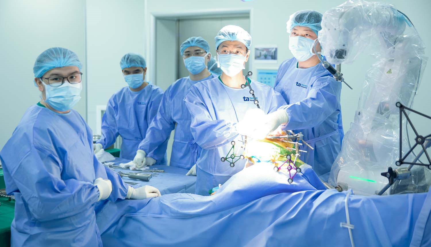 Việt Nam lần đầu tiên có robot AI thay khớp chủ động hoàn toàn