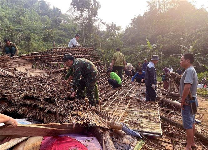Mưa đá kèm dông lốc và sét làm 13 người thương vong
