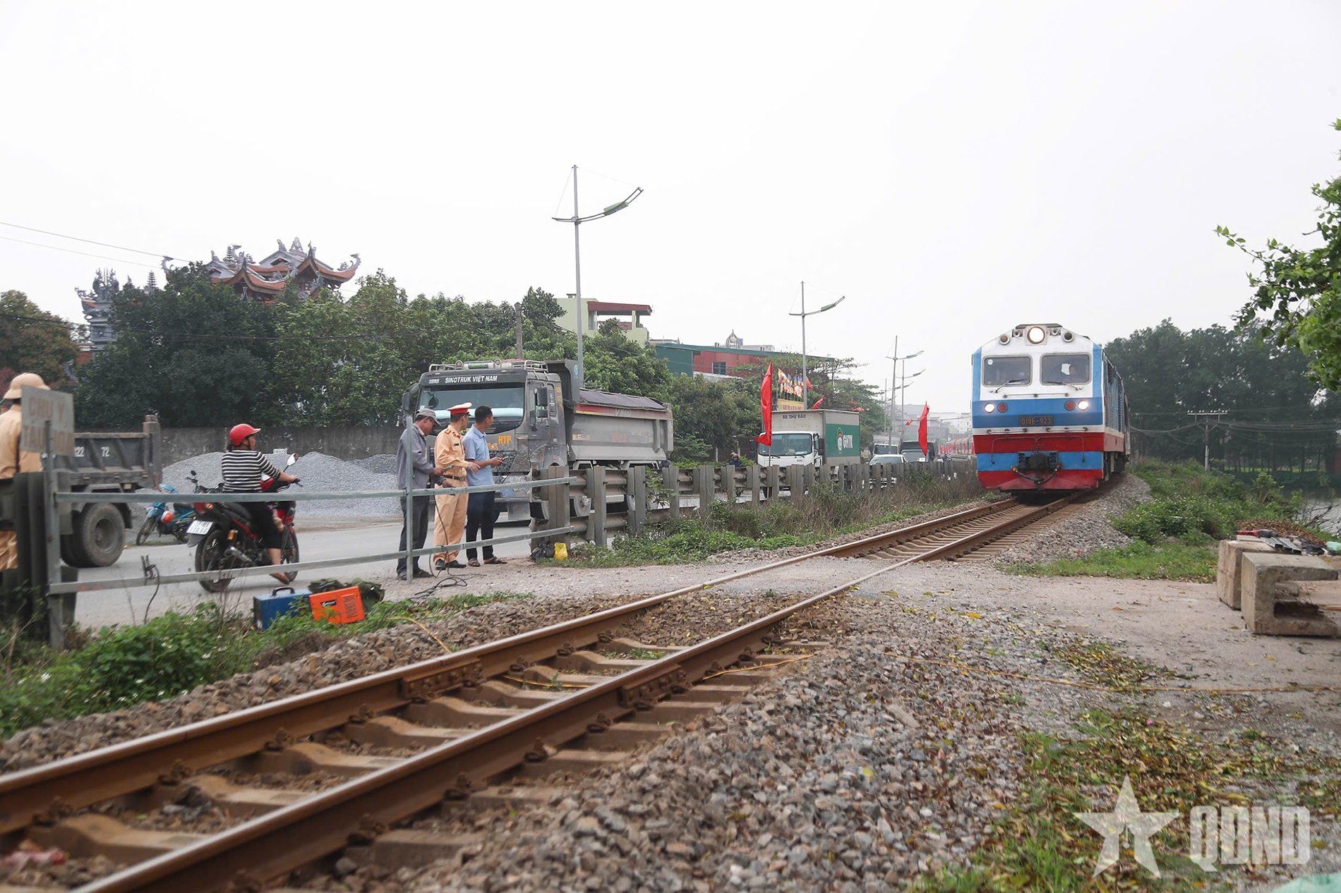 Hà Nội đóng hàng loạt lối đi tự mở qua đường sắt, bảo đảm an toàn chạy tàu