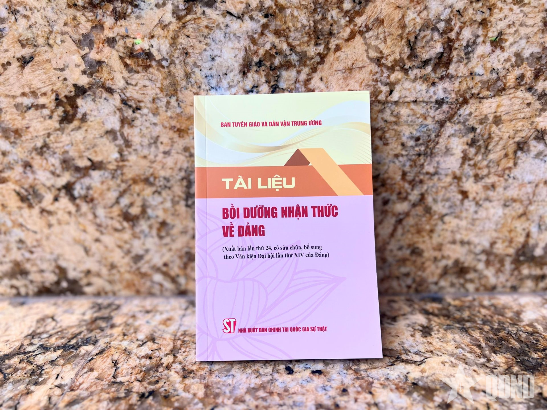 Bồi dưỡng nhận thức về Đảng trong kỷ nguyên phát triển của dân tộc