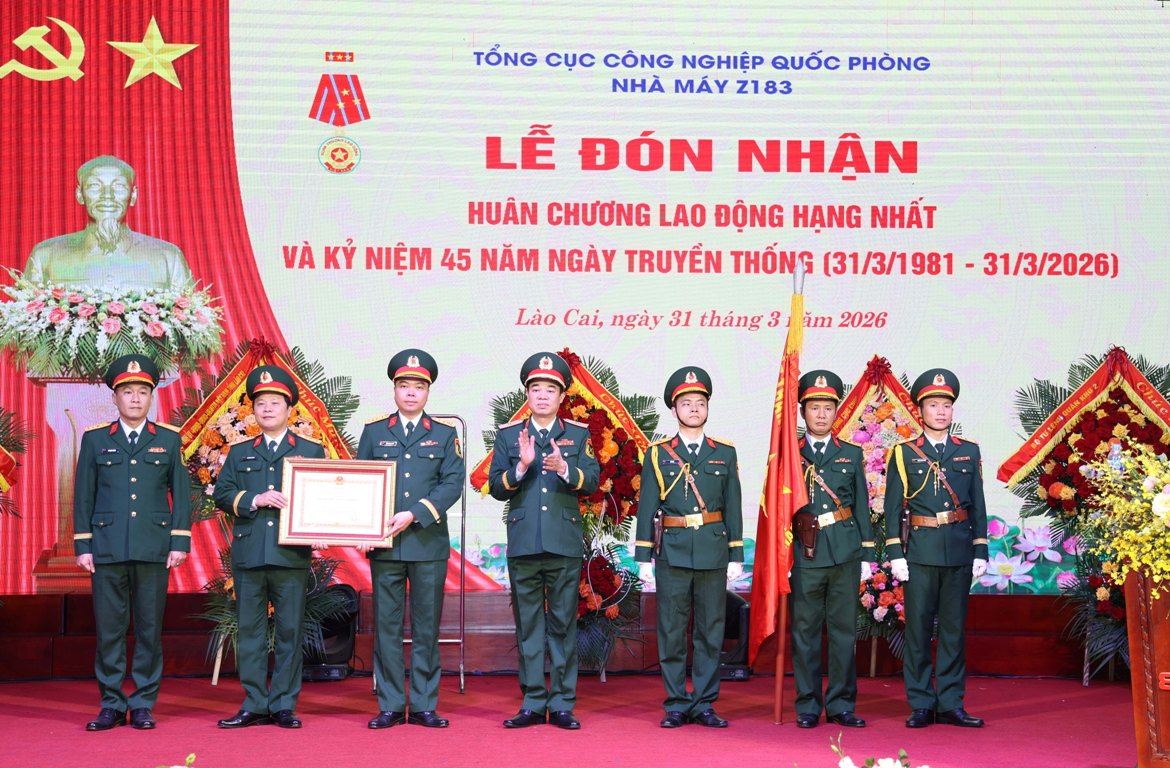 Nhà máy Z183 đón nhận Huân chương Lao động hạng Nhất