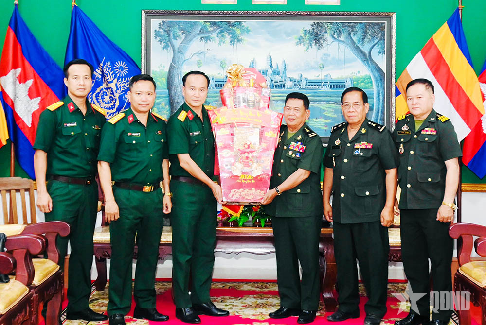 Chỉ huy trưởng Bộ CHQS tỉnh Đồng Nai thăm, chúc Tết tại Campuchia