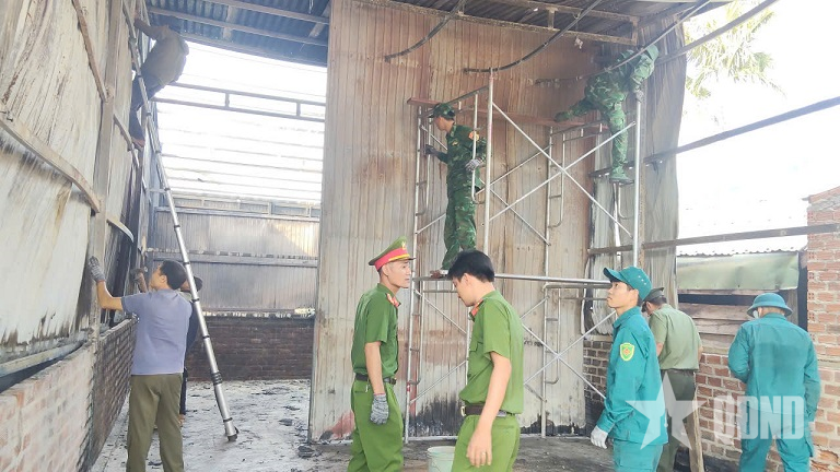 Xã biên giới Ia Rvê (Đắk Lắk): Lực lượng vũ trang giúp dân dựng lại nhà sau hỏa hoạn